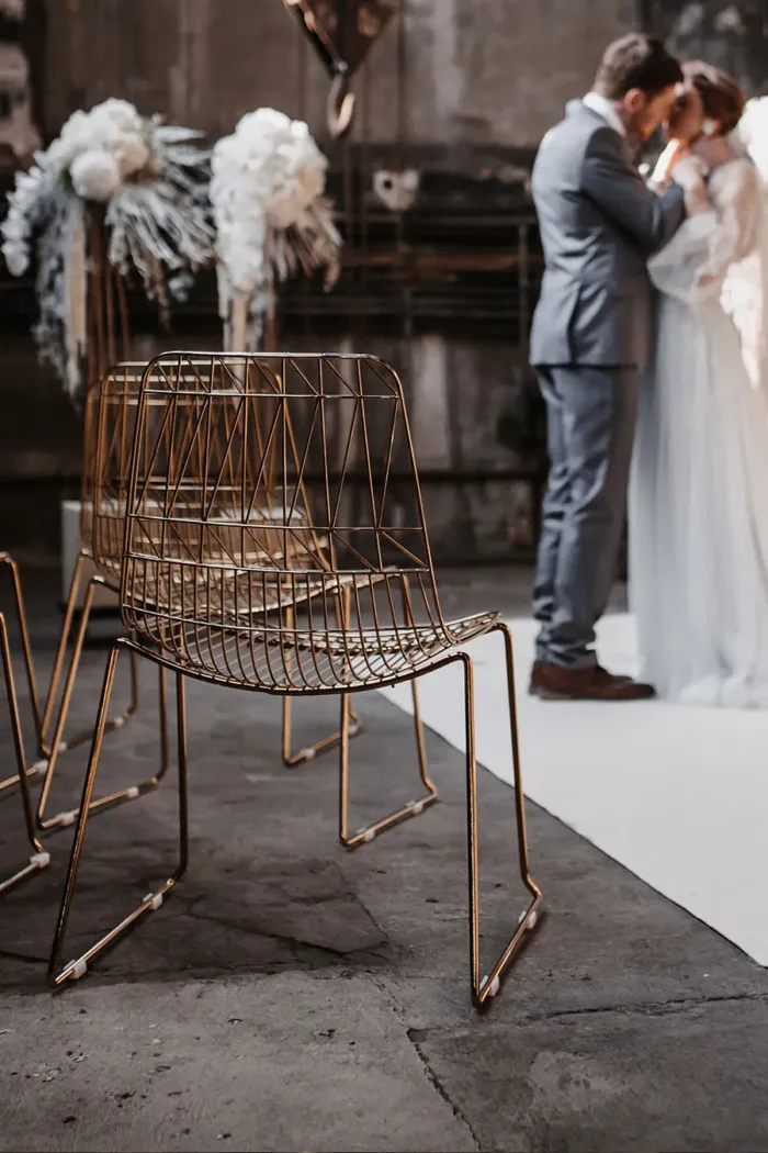 Lucy Wire Chair im Mesh-Look gold